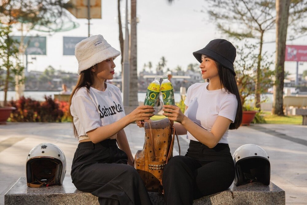 Duoc lam tu tra xanh thien nhien, Tra Xanh Khong Do duoc nguoi tre yeu thich nho huong vi thom ngon, giup giam stress, xua tan met moi, giai nhiet cuoc song moi ngay. Ảnh: Tan Hiep Phat