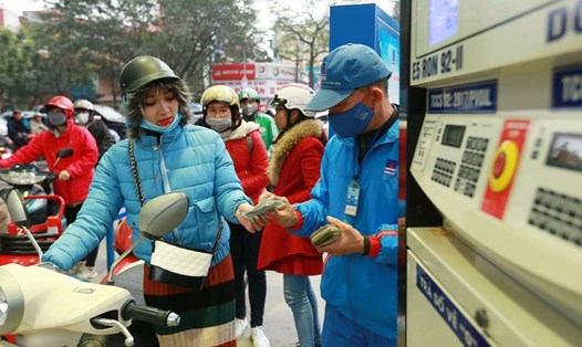 Giá xăng dầu cùng giảm so với kỳ điều hành giá trước. Ảnh: Hải Nguyễn