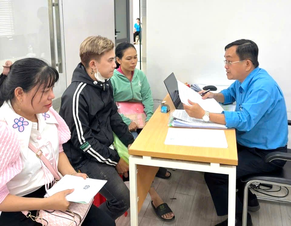 Vinh Thong Company's workers authorized an officer of the Ho Chi Minh City Labor Federation's Legal Consulting Center to sue the enterprise due to unpaid wages and late payment of social insurance. Photo: Duc Long