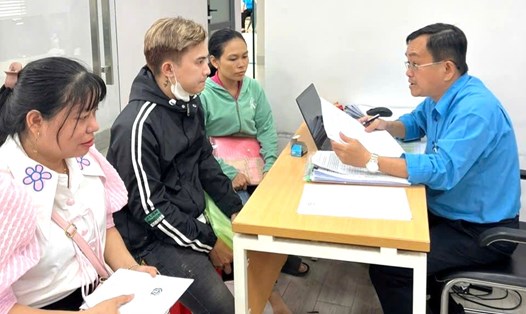 Công nhân Công ty Vinh Thông ủy quyền cho cán bộ của Trung tâm Tư vấn pháp luật LĐLĐ TPHCM khởi kiện doanh nghiệp do bị nợ lương, chậm đóng BHXH. Ảnh: Đức Long