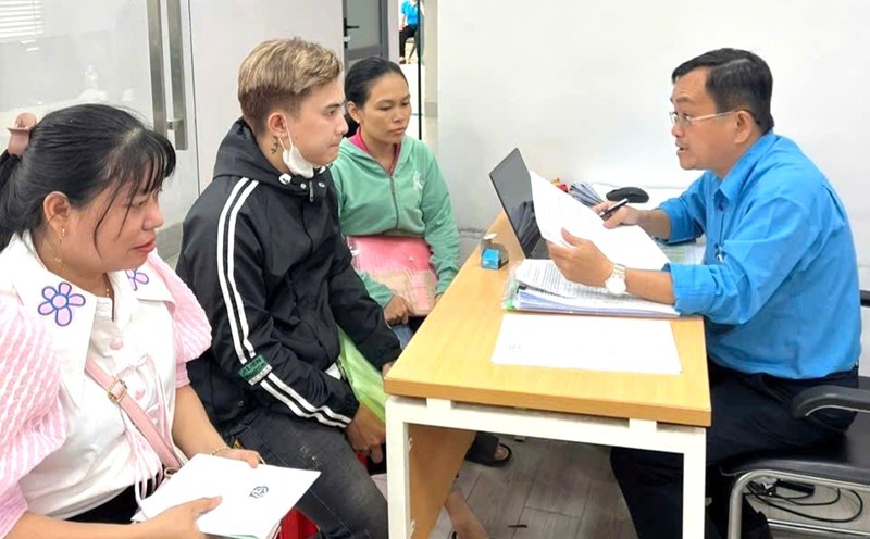 Vinh Thong Company's workers authorized an officer of the Ho Chi Minh City Labor Federation's Legal Consulting Center to sue the enterprise due to unpaid wages and late payment of social insurance. Photo: Duc Long