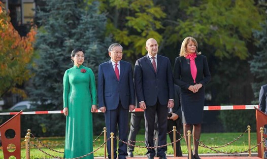 Tổng thống Cộng hòa Bulgaria Rumen Radev và Phu nhân chủ trì lễ đón Tổng Bí thư Tô Lâm và Phu nhân. Ảnh: Báo Quốc tế/Bộ Ngoại giao