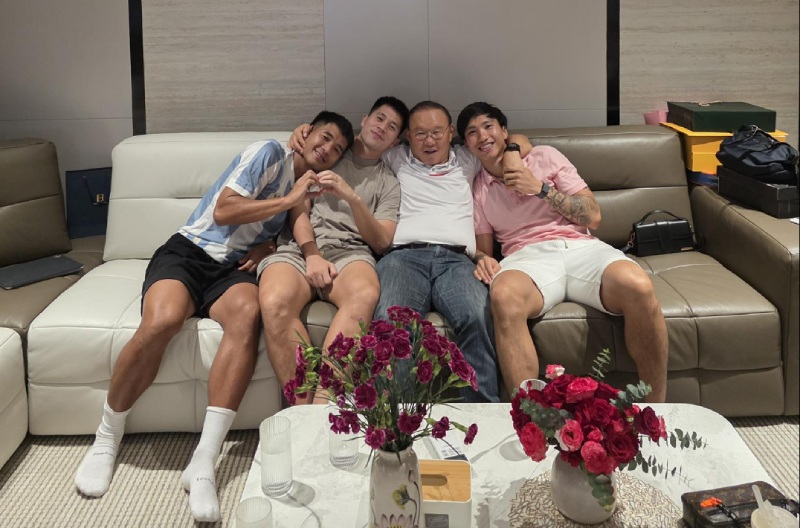Cac hoc tro cu la Duc Chinh, Dinh Trong, Van Hau den tham thay Park. Anh: NVCC