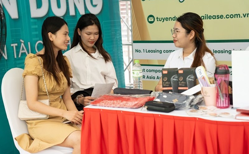 Many students find jobs right at the Recruitment Day program in previous years. Photo: Anh Hang