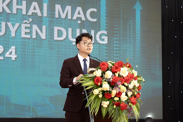 Tien si Ta Dinh Hoa, Bi thu doan truong Hoc vien Tai chinh phat bieu tai Ngay hoi Tuyen dung. Anh: Anh Hang