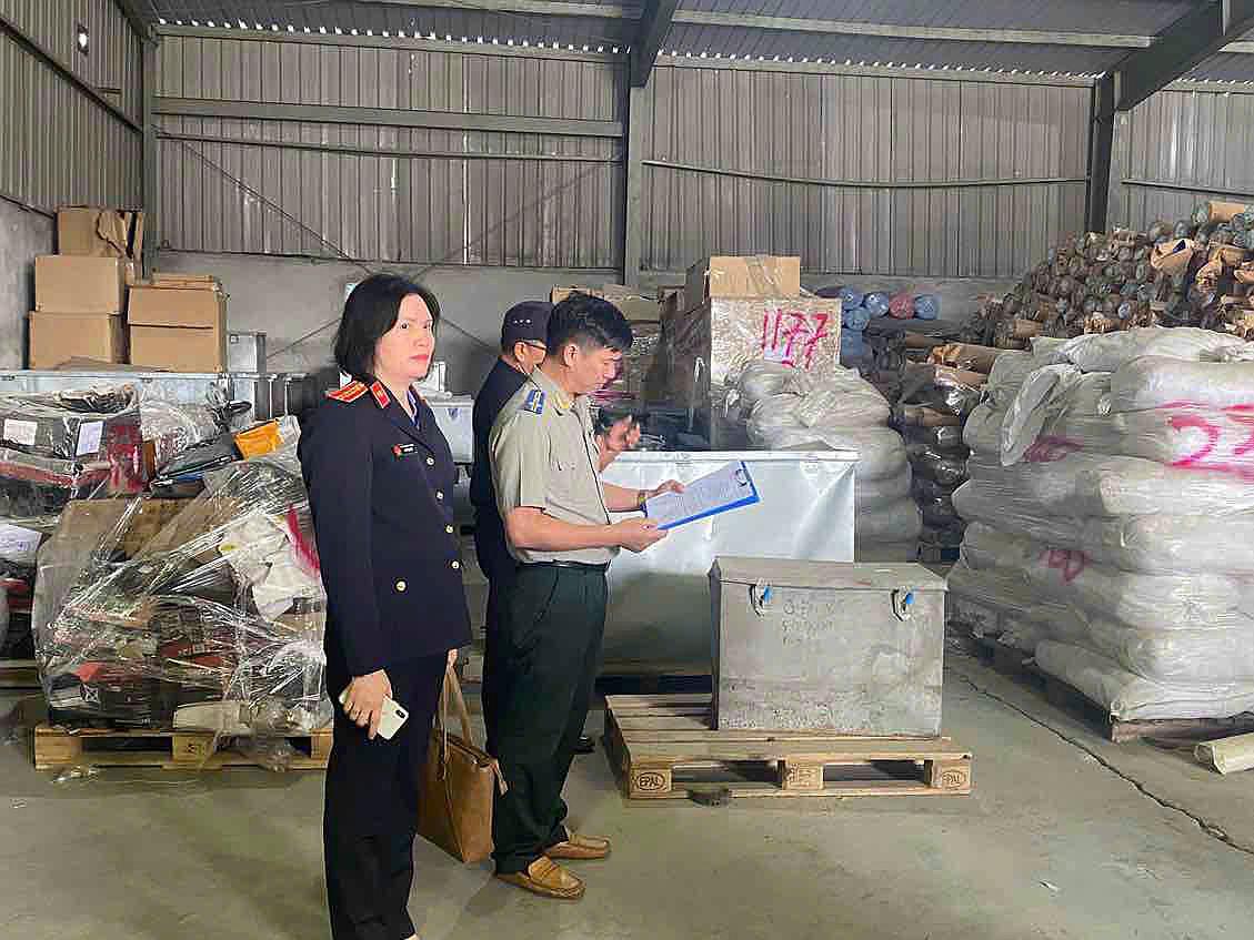 Co quan chuc nang cong bo quyet dinh thi hanh an. Anh: Duc Van