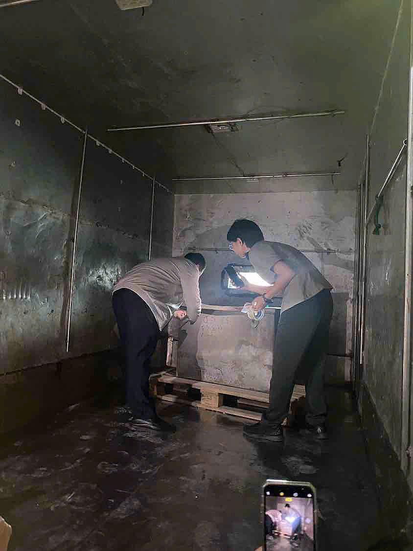 Dai dien co quan chuc nang tien hanh tieu huy tang vat. Anh: Duc Van