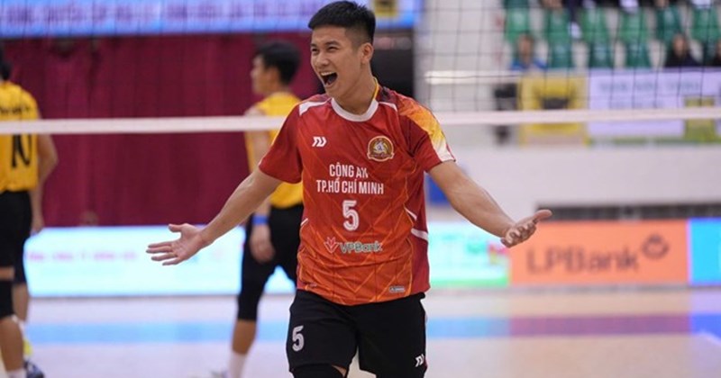 응우옌 반  듀이 SEA 게임 33을 위한 베트남 남자 배구 대표팀 소집 명단에 계속 이름을 올리다. 사진: VFV