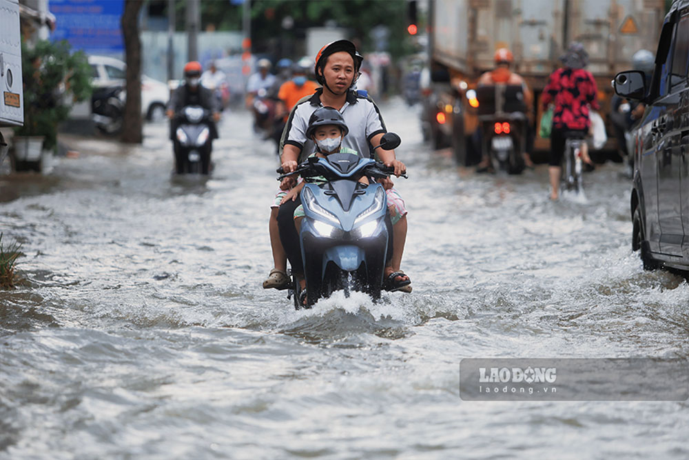 南部地域では雷雨が発生し、洪水が発生しています。写真: ベト・アン