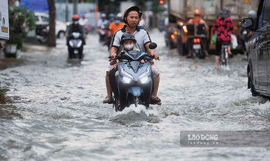 Khu vực Nam Bộ có mưa dông gây ngập. Ảnh: Việt Anh