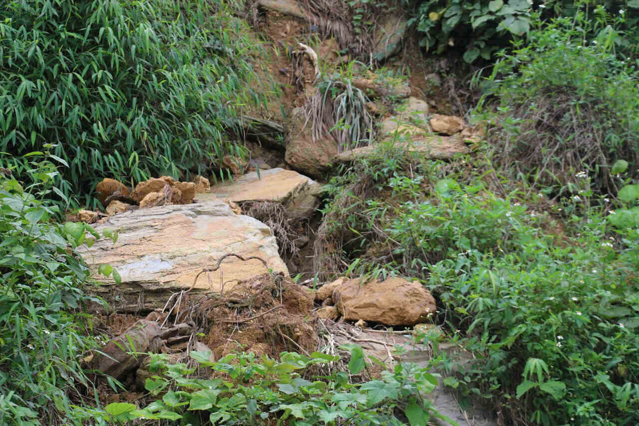 Dat da tai khu vuc trien doi xom Thoi Ba da bi sat truot, xuat hien nhieu khe nut sau. Anh: Yen San
