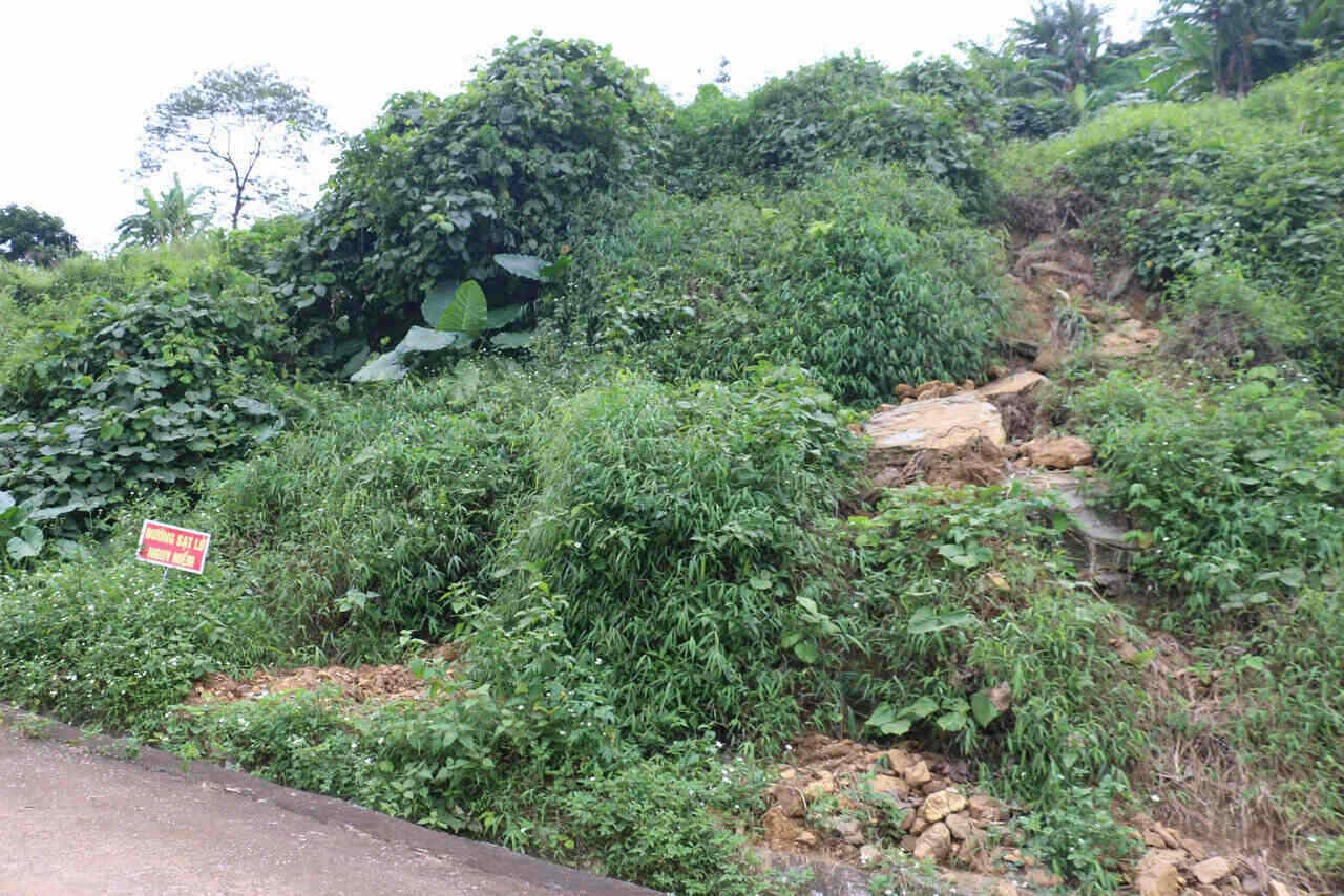 Mot diem sat lo ven duong o xom Thoi Ba da duoc cam bien canh bao nguy hiem. Anh: Yen San