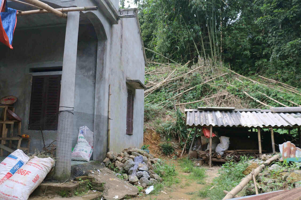 Nha anh Bui Van Xien (xom Thoi Ba) nam ngay duoi chan doi, noi da xuat hien cac vet nut lon, nguy co sat lo cao. Anh: Yen San