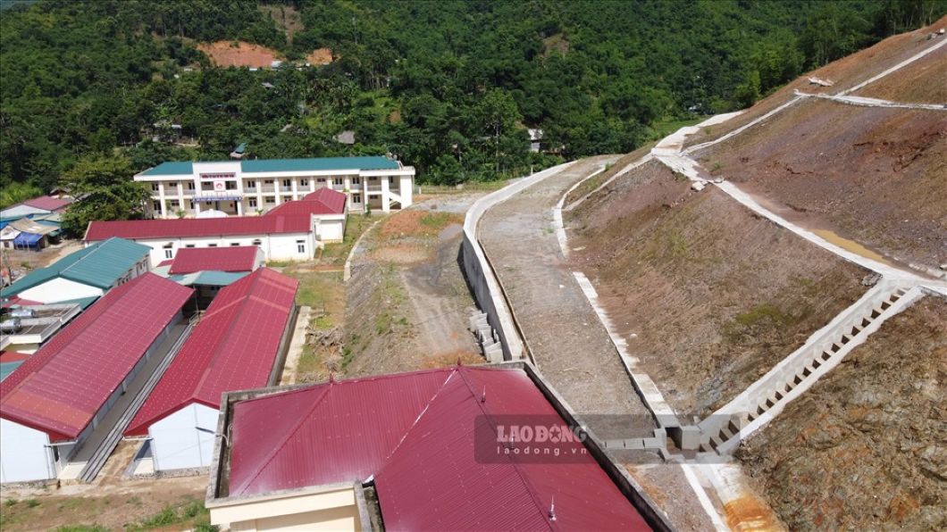 Mot du an chong sat lo khong dam bao o Thanh Hoa khien vua lam xong lai sat lo. Anh: Quach Du