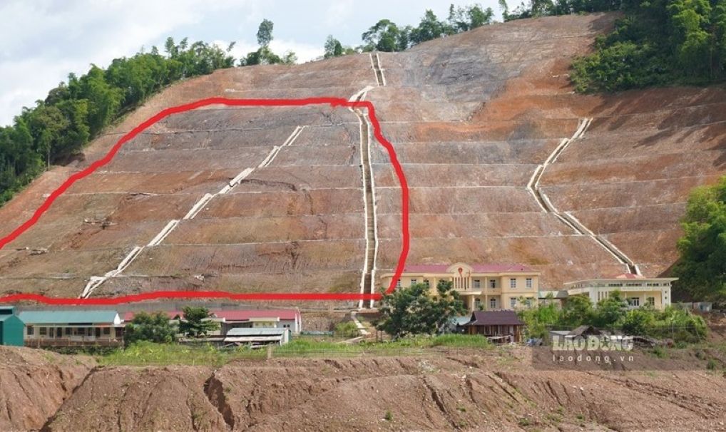 Truong hoc, tru so uy ban xa Trung Thanh, huyen Quan Hoa cu, tinh Thanh Hoa nam ngay duoi chan nui co nguy so sat lo. Anh: Quach Du