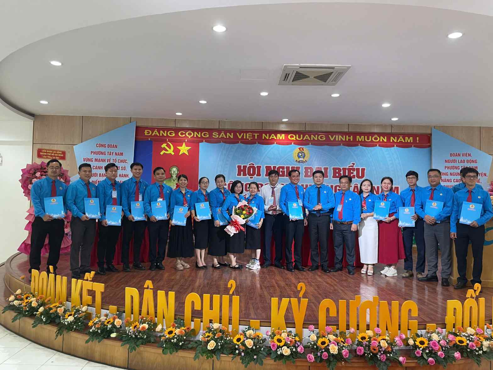 Cong doan TPHCM trao cac quyet dinh nhan su Cong doan phuong Tay Nam. Anh: Dinh Trong