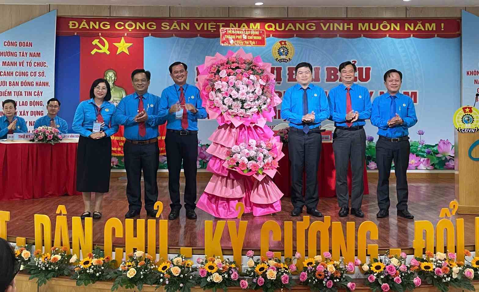 호치민시 노동조합 서남동 노동조합에 꽃다발 증정. 사진: Dinh Trong