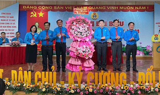 Công đoàn TPHCM tặng hoa chúc mừng Công đoàn phường Tây Nam. Ảnh: Đình Trọng