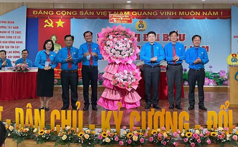 Ho Chi Minh City Trade Union presented flowers to congratulate Tay Nam Ward Trade Union. Photo: Dinh Trong