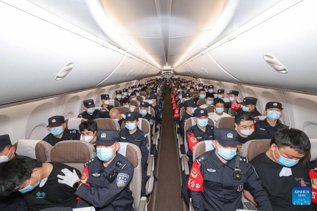 Cac nghi pham lua dao va danh bac bi canh sat Trung Quoc ap giai tren chuyen bay thue bao hoi huong tu Campuchia ngay 13.4.2024. Anh: Xinhua