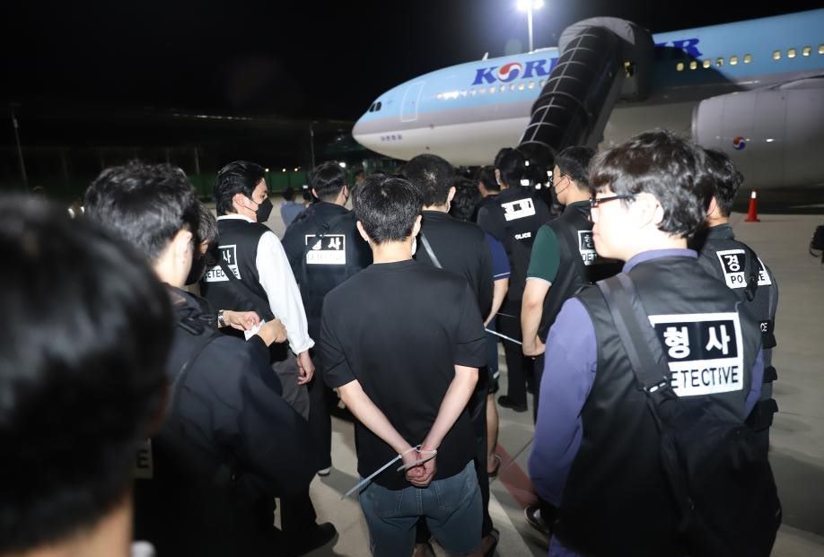 Korean suspects in the online fraud ring were escorted onto a plane at Techo International Airport, Kandal Province (Cambodia), on October 18, 2025. Photo: Xinhua