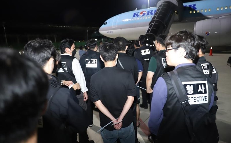Korean suspects in the online fraud ring were escorted onto a plane at Techo International Airport, Kandal Province (Cambodia), on October 18, 2025. Photo: Xinhua