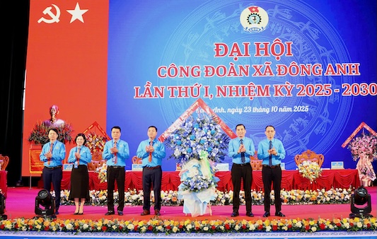 하노이시 노동총연맹 지도부는 동아잉 코뮌 노동조합의 첫 번째 대회를 축하했습니다. 이곳에서 대표자들은 매년 3개 이상의 새로운 기초 노동조합 설립을 동원하는 등 많은 노력 목표를 통과시켰습니다. 사진: Manh Quan