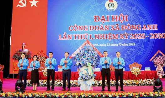 Lãnh đạo LĐLĐ Thành phố Hà Nội chúc mừng Đại hội lần thứ nhất Công đoàn xã Đông Anh - nơi đại biểu thông qua nhiều chỉ tiêu phấn đấu, trong đó hàng năm vận động thành lập mới từ 3 công đoàn cơ sở trở lên. Ảnh: Mạnh Quân