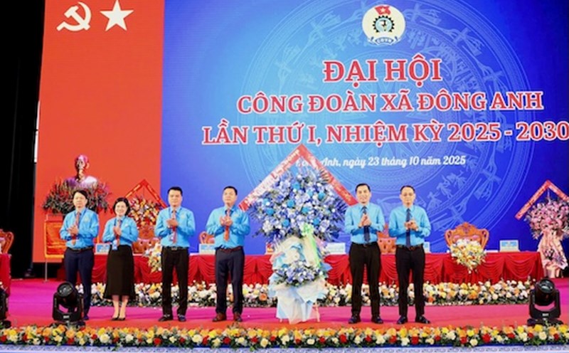The leaders of the Hanoi City Labor Federation congratulated the first Congress of the Dong Anh Commune Labor Union - where the delegates approved many targets to strive for, including mobilizing the establishment of 3 or more new grassroots unions each year. Photo: Manh Quan