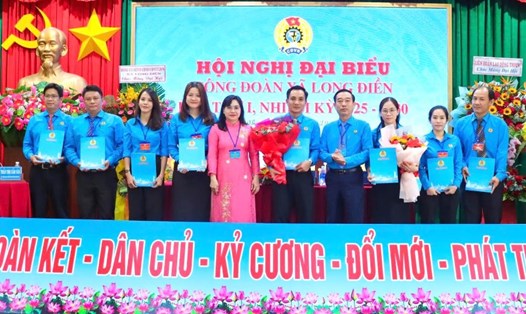 Ra mắt Ban chấp hành Công đoàn xã Long Điền (TPHCM) khóa I, nhiệm kỳ 2025-2030. Ảnh: CĐLĐ