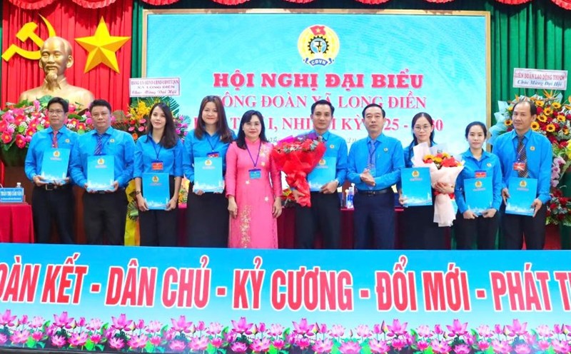 Launching the Executive Committee of the Long Dien Commune Trade Union (HCMC) term I, 2025-2030. Photo: Labor Union