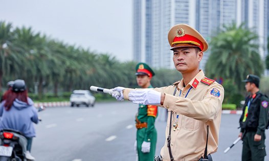Người dân chọn lộ trình di chuyển phù hợp trong thời gian tạm cấm, hạn chế phương tiện. Ảnh: Tiến Ngô