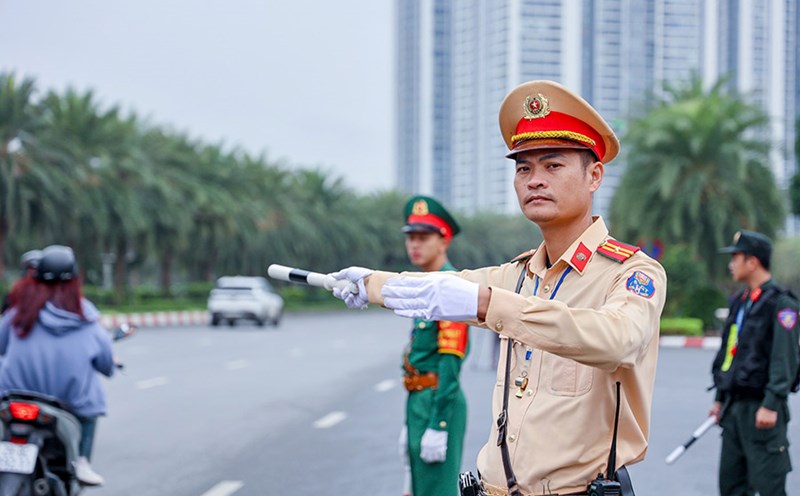 People choose a suitable travel route during the temporary ban and limitation of vehicles. Photo: Tien Ngo
