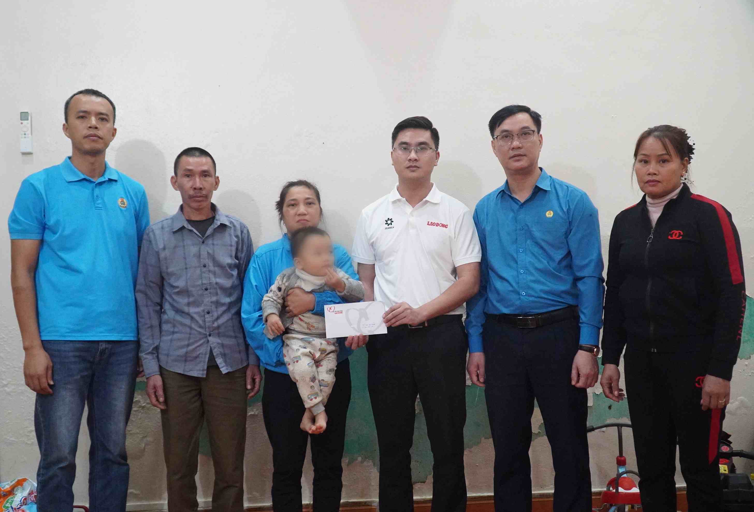 ゴールデンハート慈善社会基金、バクニン省労働総同盟、地方政府の代表者は、労働者のホアン・ミン・ラム氏とリー・ティ・ビック・ディエプ氏の親族に支援を与えた。写真: Ba Cuong
