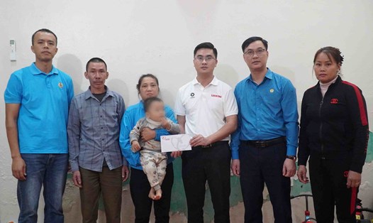 Đại diện Quỹ xã hội từ thiện Tấm lòng vàng, Liên đoàn Lao động tỉnh Bắc Ninh và chính quyền địa phương trao hỗ trợ cho thân nhân vợ chồng công nhân Hoàng Minh Lâm và Lý Thị Bích Diệp. Ảnh: Bá Cường