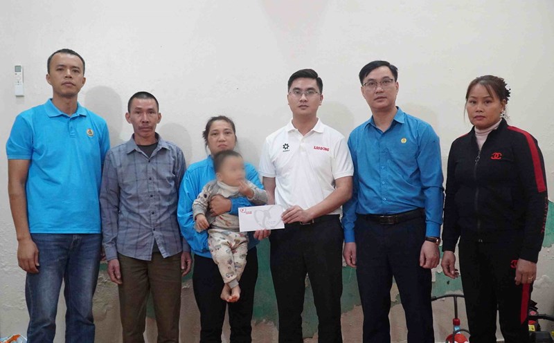 Representatives of the Golden Heart Social Charity Fund, the Bac Ninh Provincial Federation of Labor and local authorities presented support to the relatives of worker Hoang Minh Lam and Ly Thi Bich Diep. Photo: Ba Cuong