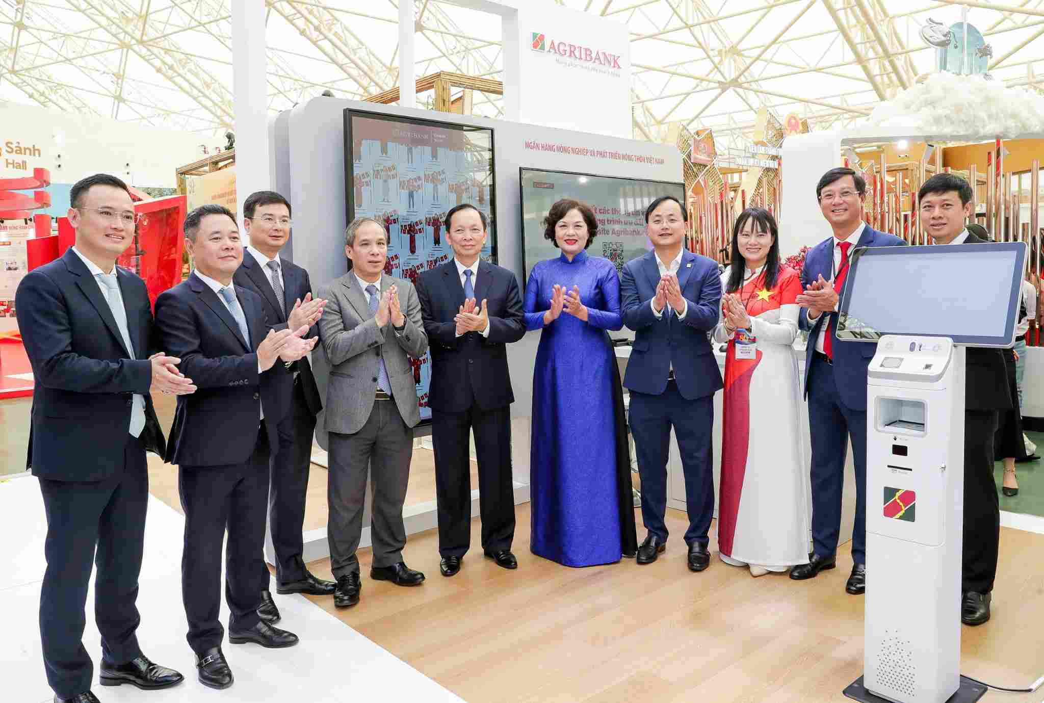 Lanh dao Ngan hang Nha nuoc tai khu trung bay chuyen doi so cua Agribank tai Trien lam thanh tuu dat nuoc “80 nam hanh trinh Doc lap – Tu do – Hanh phuc”