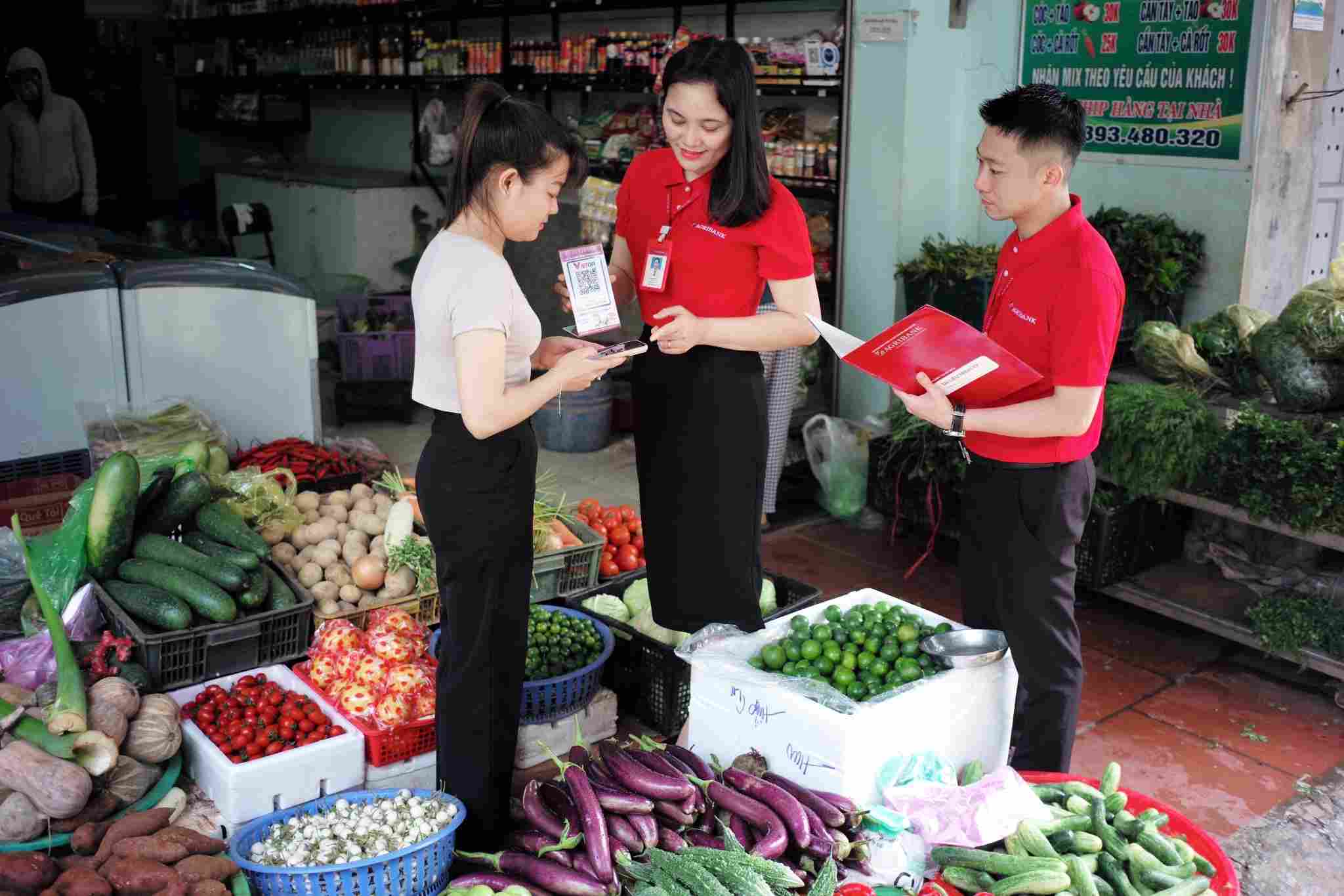 Can bo Agibank huong dan tieu thuong su sung ma QR code trong thanh toan