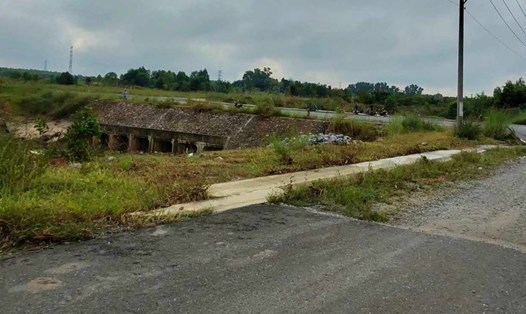 Cơ quan chức năng và người dân đã tìm thấy thi thể bà cụ bị nước cuốn trôi mất tích. Ảnh: Bạn đọc cung cấp