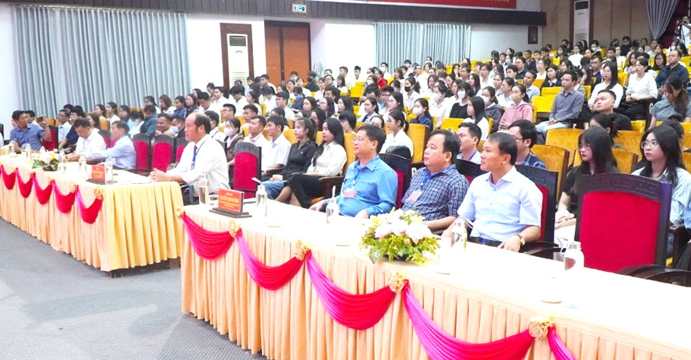 836 candidates registered to compete in civil service exams, but only 50 candidates were selected to work at agencies, units and localities in Hue city. Photo: Tuong Minh