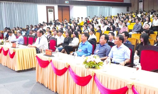 836 thí sinh đăng ký dự thi công chức nhưng chỉ có 50 thí sinh được chọn để làm việc tại các cơ quan, đơn vị và địa phương thuộc thành phố Huế. Ảnh: Tường Minh