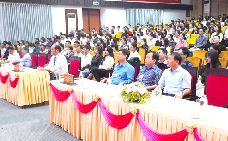 836 candidates registered to compete in civil service exams, but only 50 candidates were selected to work at agencies, units and localities in Hue city. Photo: Tuong Minh
