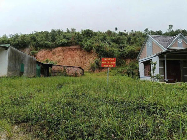 Xa cam bien canh bao nguy co sat lo cao o thon Rook Met, de doa hang chuc ho dan. Anh: Thanh Tuan