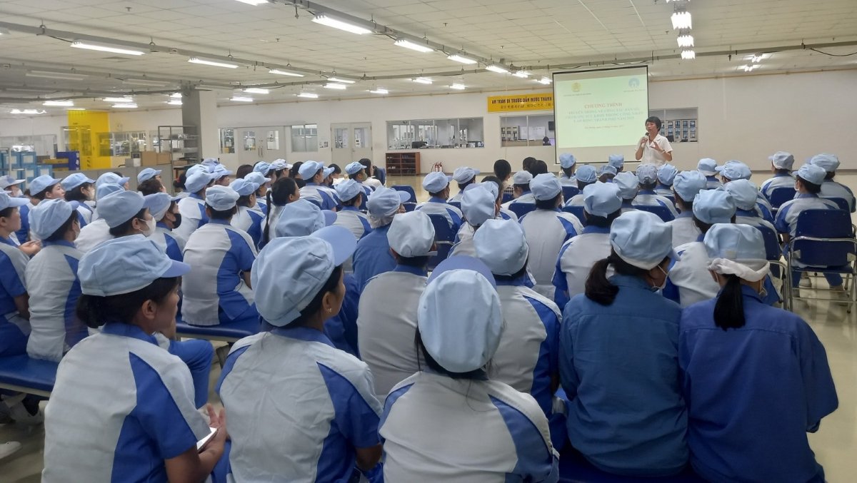 하이퐁시 노동총연맹이 주최하는 생식 건강 관리 홍보 프로그램 유틸리티. 사진: 하이퐁 노동조합