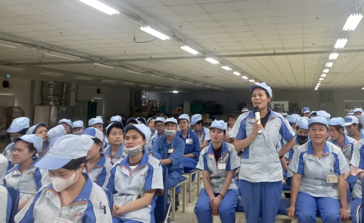 Nguoi lao dong duoc giai dap thac mac tai chuong trinh. Ảnh: Cong doan Hai Phong