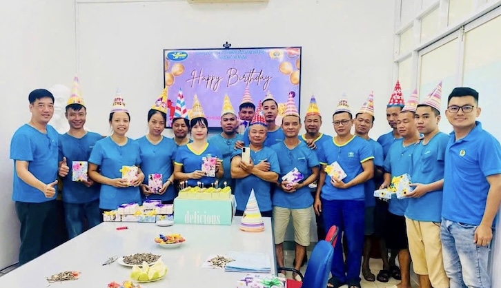하노이 섬유 의류 합자 회사 노동조합 시스템 내 단위는 10월에 생일이 있는 노동자를 위한 생일 파티를 조직합니다. 사진: CDCT
