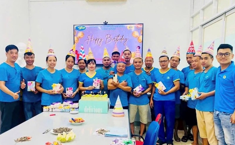 Units in the Hanoi Textile and Garment Corporation Trade Union system organize birthdays for employees born in October. Photo: Trade Union