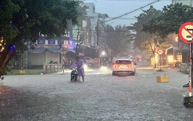 今日10月23日、ハティンからダナンまでの省に大雨の危険性があると警告。写真: Duc Tran