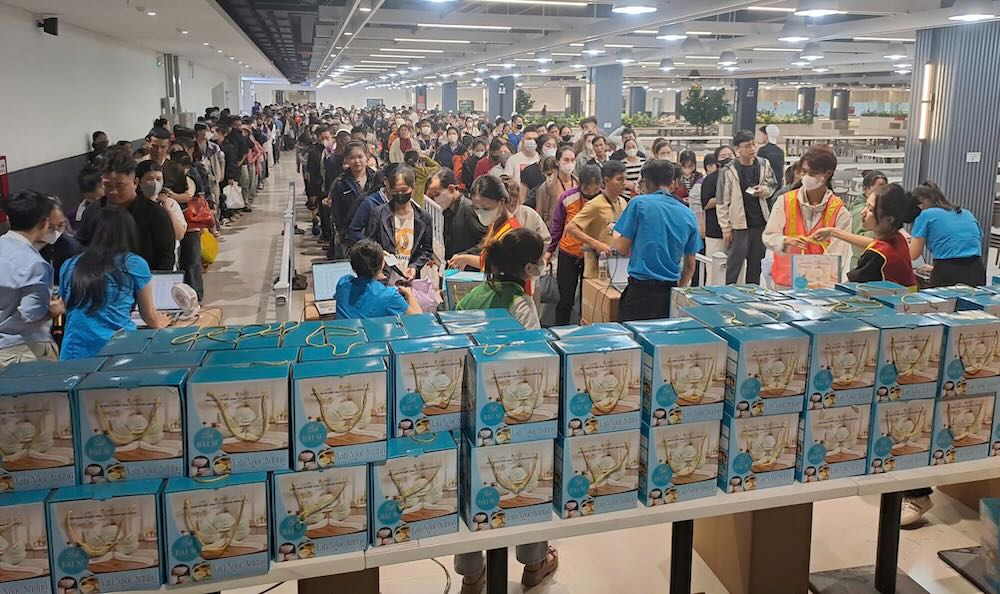 Dong dao cong nhan lao dong nhan qua tu chuoi hoat dong tri an cua Cong doan Cong ty Luxshare Nghe An. Anh: Cong doan Nghe An