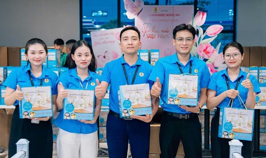 Công đoàn Công ty Luxshare Nghệ An tổ chức trao quà tri ân công nhân viên. Ảnh: Công đoàn Nghệ An